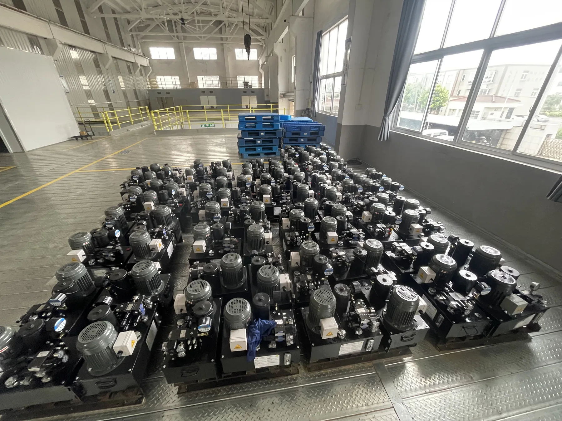 Assembled hydraulic power units in the Jiangsu Shanchuan workshop